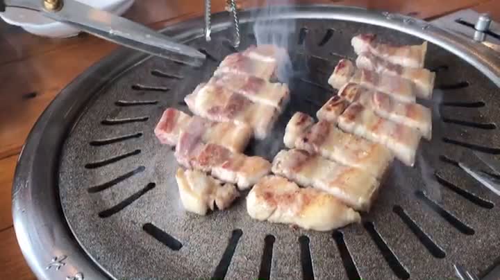 The sound of grilling pork belly in Korean food.