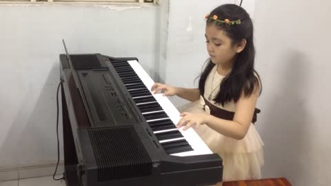 The girl played very cute