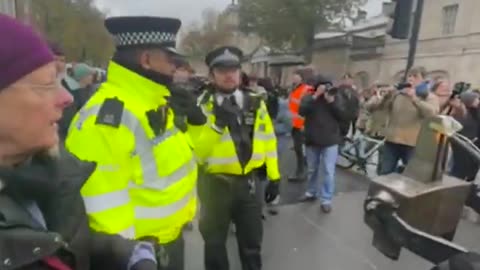 🚨BREAKING: Farmers break through police barrier.