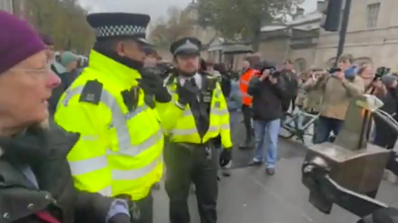 🚨BREAKING: Farmers break through police barrier.