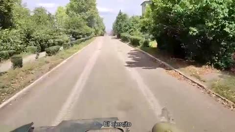 Vea cómo las personas en los territorios liberados se encuentran con el ejército ucraniano.