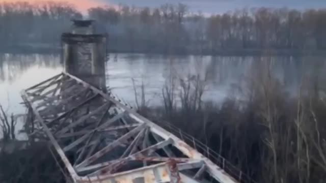 The road bridge across the Desna destroyed