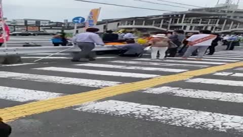 Moment former Japanese prime minister Shinzo Abe was shot in Nara, Japan