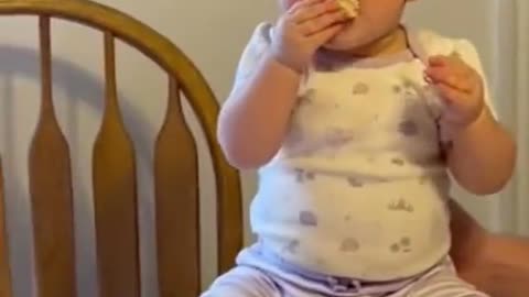 Baby eating cake🍰
