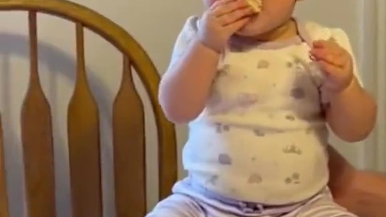 Baby eating cake🍰