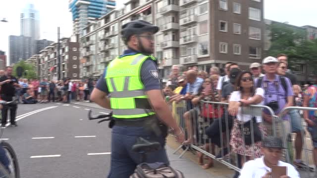 Zomercarnaval Rotterdam 2022 langs het Maritiem Museum de Witte de Wit in.
