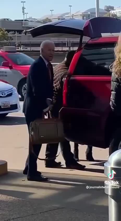 😅😅👌Why is the "president " getting picked up at airport by the Uber/civilian?