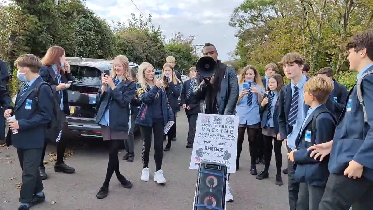 Remeece Freeman Leads Kids Down The Road "Don't Take The Vaccine!"