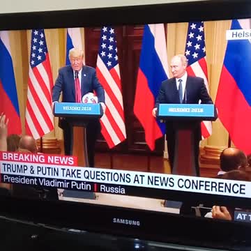 푸틴이 축구공을 트형에게 전달하는 장면