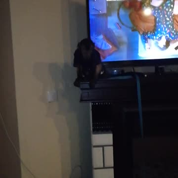 Мирон учится включать свет