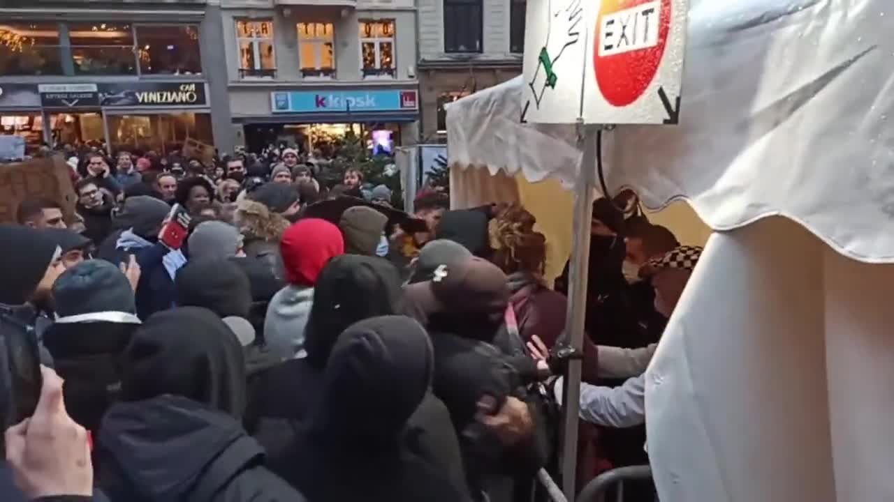 Luxembourg: Protesters storm Christmas market open only to vaccinated customers