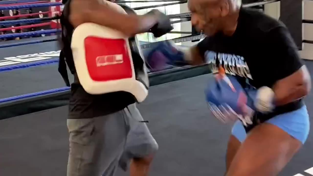 Mike Tyson training for his fight with Jake Paul !!! AGGRESSIVE