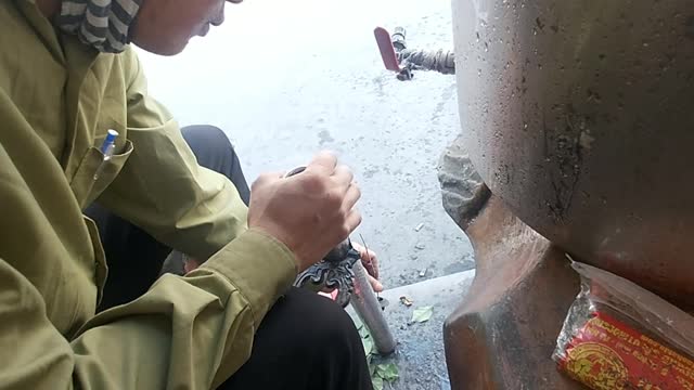 What is the man doing? everyone