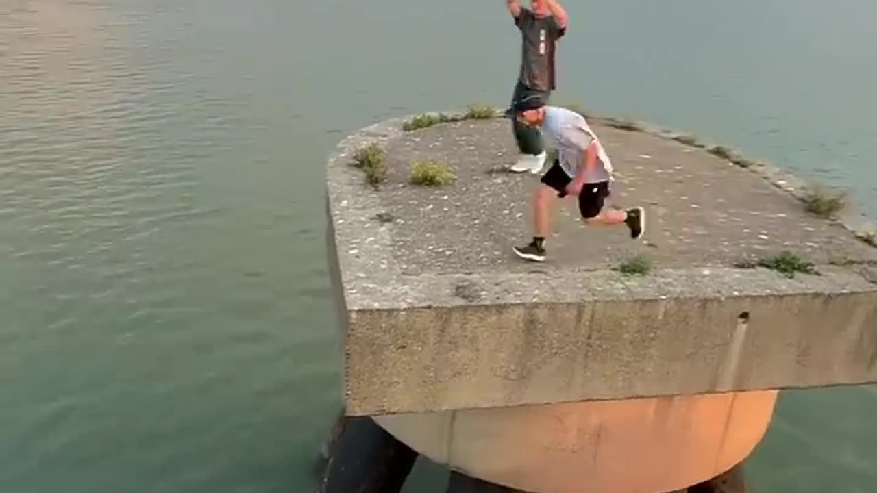 Max_with_a_Rust_Explosion_water_pre💥_#storror_#parkour(720p)