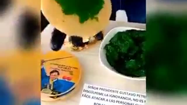 En Floridablanca crean oblea 'Petro' tras gravamen de la reforma tributaria