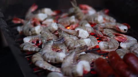 Saucisses and crevette Grillées au Barbecue