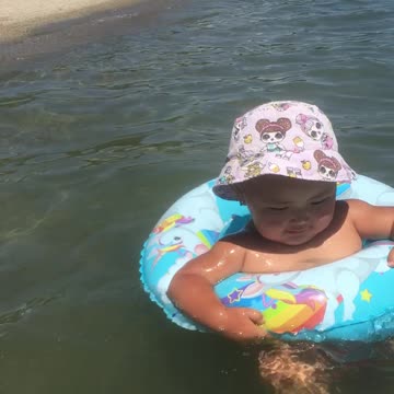 Моя племянница впервые купается сегодня