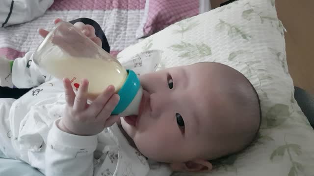 100days baby, Eating formula alone