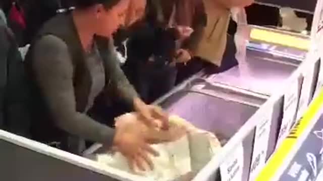 Prizor iz Srbije: Kupci se tukli za piliće u tek otvorenom Lidleu