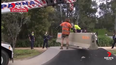 🔴[AUSTRALIA] Policja zamyka dzieciom skatepark