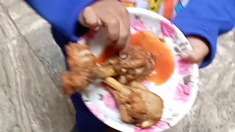 My daughter eating chicken 🐓🐔🐔🐔😂