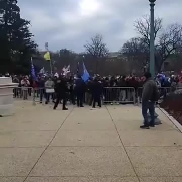 DC Police Open Barricades to ALLOW Trump supporters into the Capitol Building