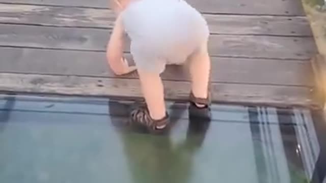 FUNNY--Toddler-Attempts-to-Cross-onto Glass-Bridge-Viral