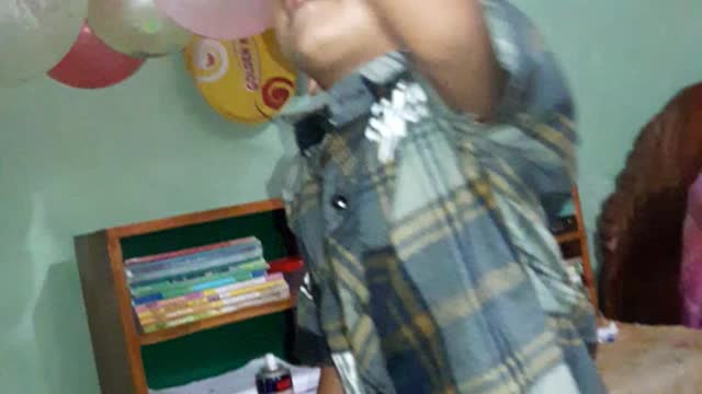 His joys know no bound on his birthday, a cute baby's cute moment