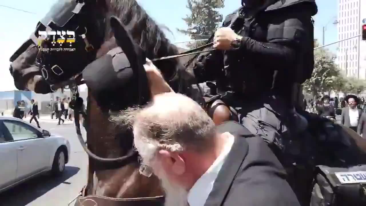 A Jewish Rabbi is attacked by Zionists and hit on the head with a whip by an Israeli Police Officer.