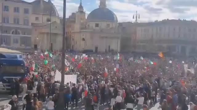 BREAKING: Large protest against the vaccine passport in #Rome, Italy