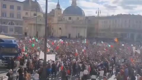 BREAKING: Large protest against the vaccine passport in #Rome, Italy