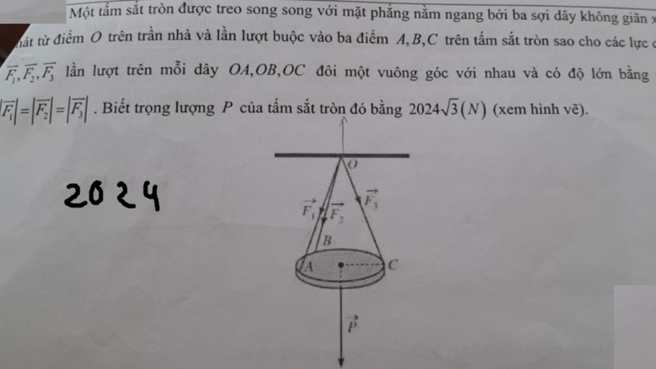 Toán 12: Một tấm sắt tròn được treo song song với mặt phẳng nằm ngang bởi ba sợi dây