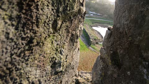 Walking on and in Pembrok castle walls. Speedlapse.