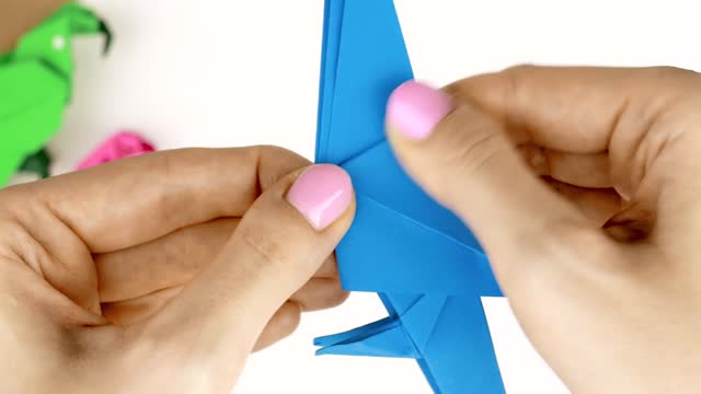 EASY TUTORIAL ON HOW TO MAKE PAPER PARROTS ORIGIGAMI! STEP BY STEP!