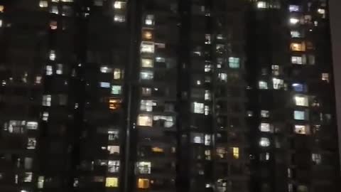 Cina urla dalle finestra dei palazzi