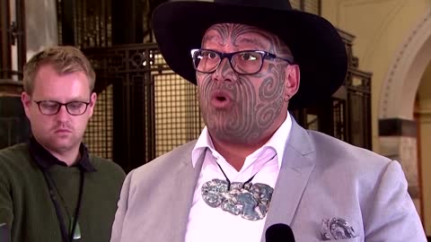 NZ parliament ejects Maori leader without necktie