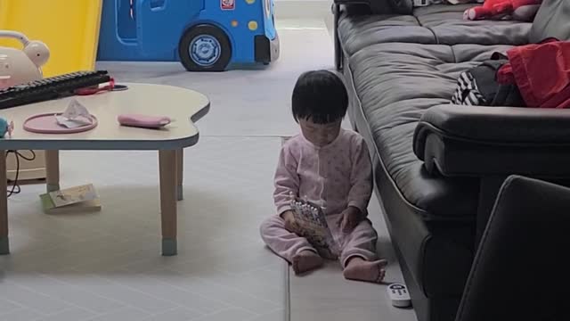 A baby who wants to draw with colored pencils