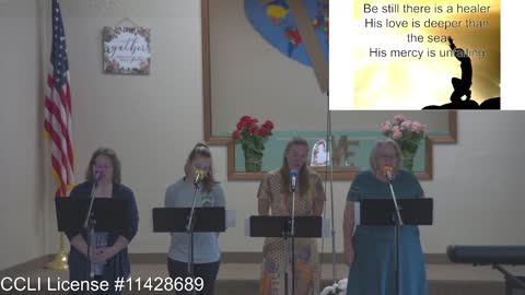 Moose Creek Baptist Church Sing “I Lift My Hands” During Service 8-7-22