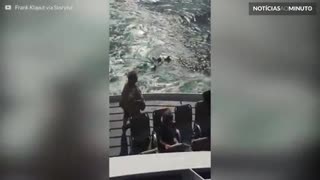Família é salva após barco pegar fogo em alto mar