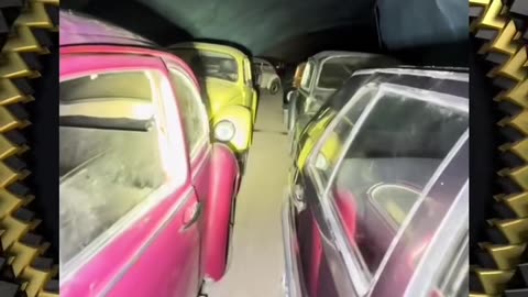 Tunel plný odložených áut