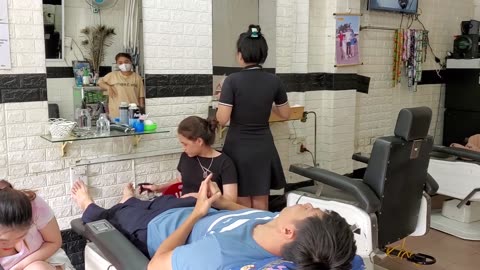 Four girls, eight soft hands help me relax wonderfully at Vietnam barber shop