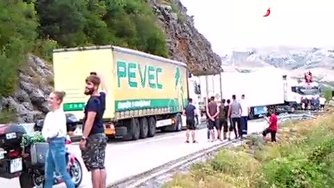 Kamion satima visio nad ponorom kod Gračaca