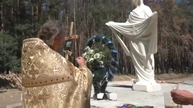 Ukrainian prisoners bury their compatriots killed in Lychansk recently.