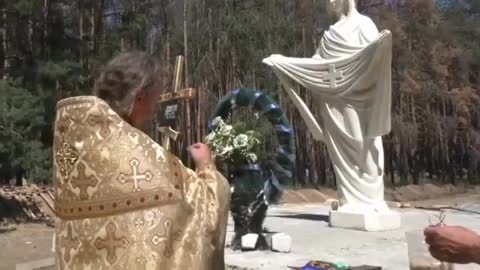 Ukrainian prisoners bury their compatriots killed in Lychansk recently.