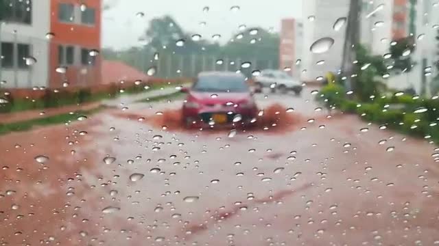 En Piedecuesta se inundó una calle debido a las lluvias