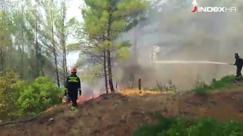 Pelješac: Vatrogasci gase požare