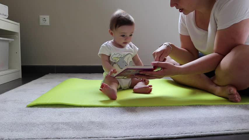 EJERCICIOS PARA BEBES DE 7 MESES. Estimulamos y nos divertimos con ellas