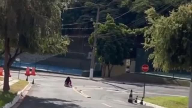 Juliana do Bonde is almost run over.