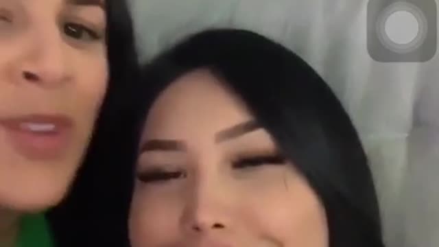 Ana del Castillo habla sobre foto en la que aparece besando a una mujer