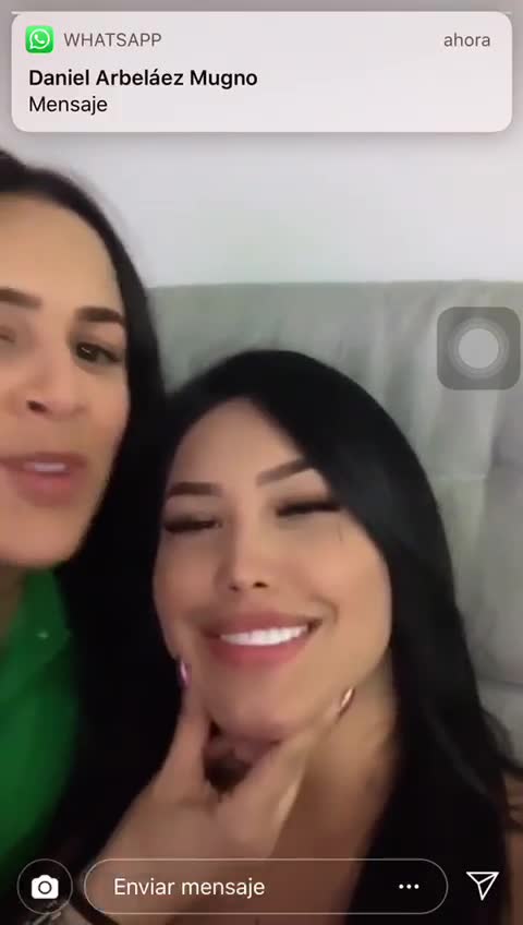 Ana del Castillo habla sobre foto en la que aparece besando a una mujer